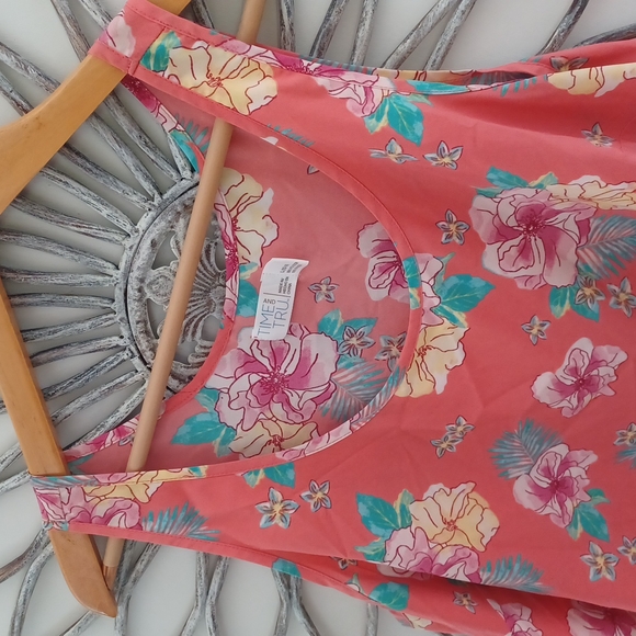 3/$9 Flower top - Picture 1 of 4